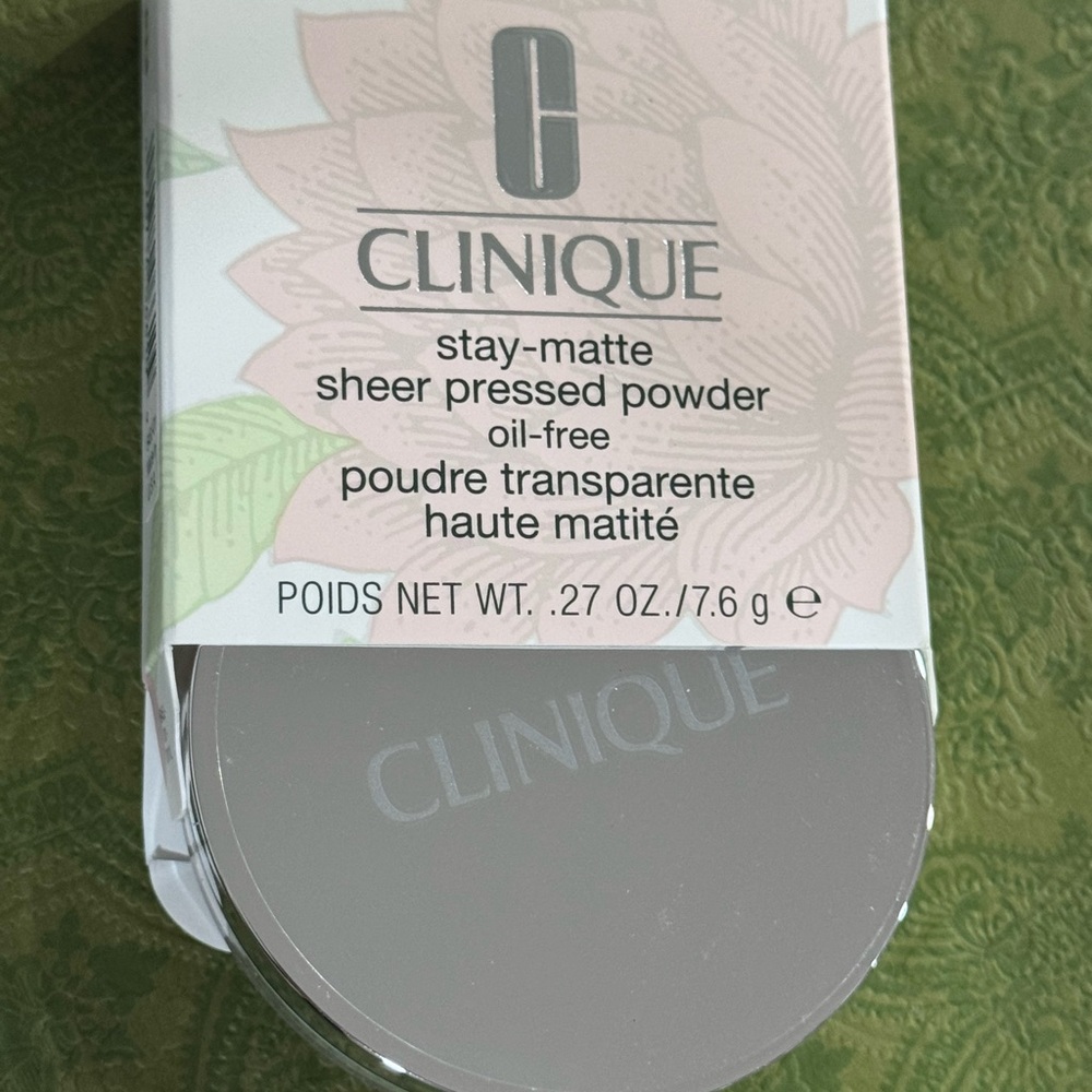 Clinique Stay-Matte Sheer Pressed Powder in Silver Compact